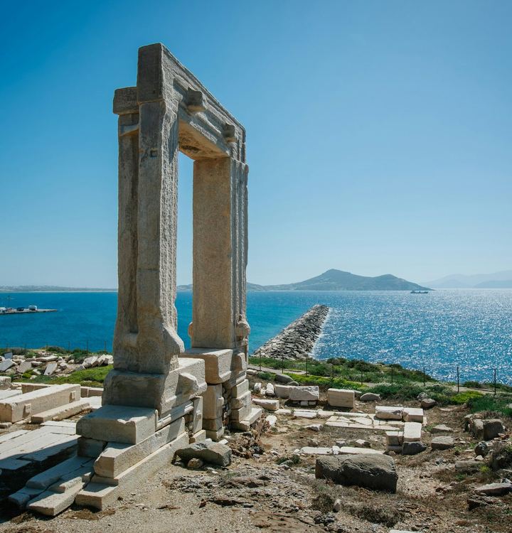 Η Πορτάρα, η μαρμάρινη πύλη του ναού του Απόλλωνα στη Νάξο