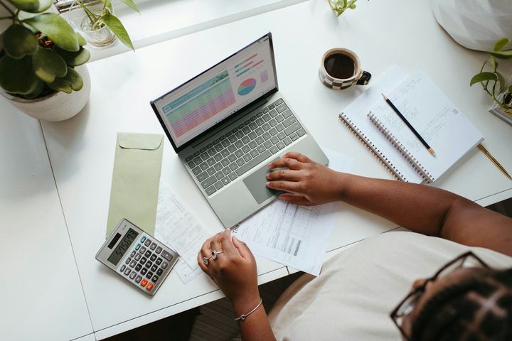 Γραφείο με laptop, αριθμομηχανή και παραστατικά: τήρηση λογιστικών βιβλίων