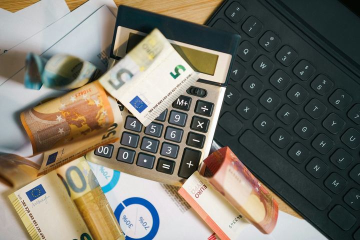 Αριθμομηχανή με χαρτονομίσματα ευρώ: μισθοδοσία προσωπικού